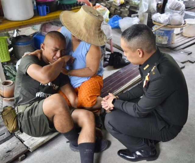 ชาวเน็ตแห่แชร์ "ผู้พัน" พาพลทหาร กลับบ้าน