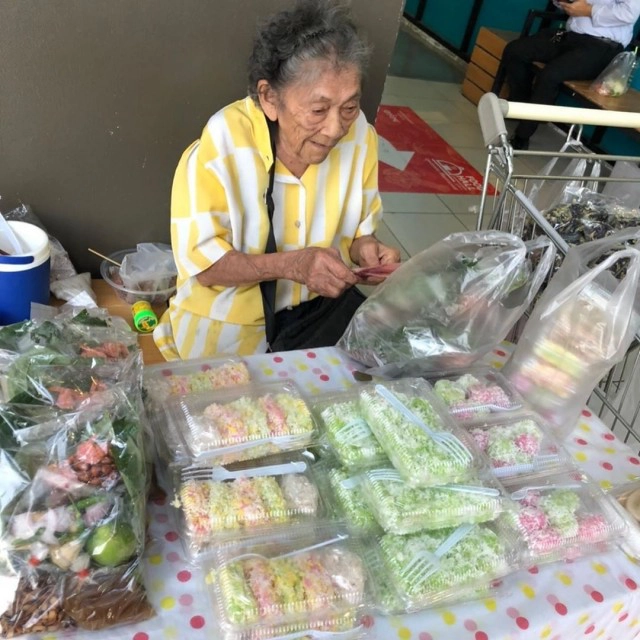 โบว์ อดีตแฟน ป๊อป ปองกูล โผล่คอมเมนต์ไอจี หลังจากเลิกรา