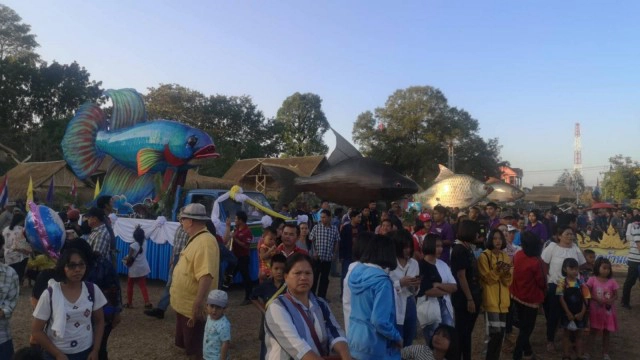 เทศกาลปลาลุ่มน้ำสงคราม ขบวนแห่หุ่นปลายักษ์ เสมือนจริงใหญ่สุดในประเทศไทย