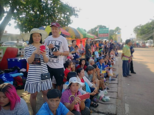 เทศกาลปลาลุ่มน้ำสงคราม ขบวนแห่หุ่นปลายักษ์ เสมือนจริงใหญ่สุดในประเทศไทย