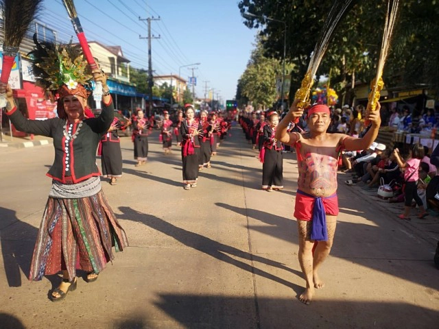 เทศกาลปลาลุ่มน้ำสงคราม ขบวนแห่หุ่นปลายักษ์ เสมือนจริงใหญ่สุดในประเทศไทย