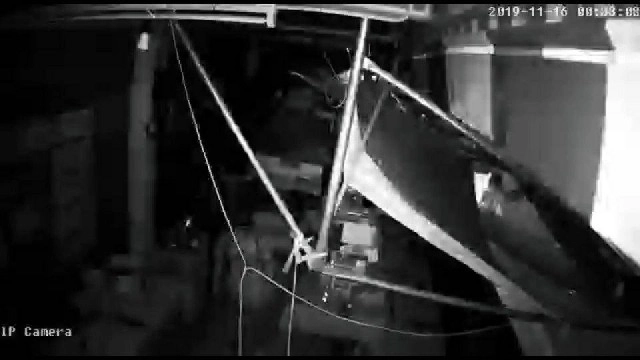 วงจรปิดเห็นโจรแสบย่องขโมยขนมร้านอาหารทอดไข่กินก่อนหายตัวไป