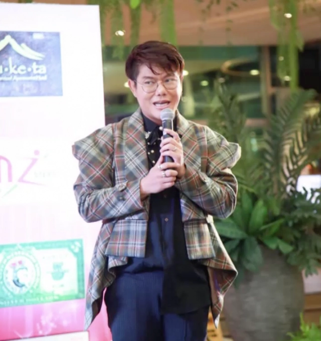 ลูกศิษย์เกือบทั่วไทยร่วมอาลัย "ครูกวาง อนุรัฐ" รมควันดับในรถหรู พบประวัติป่วยซึมเศร้า