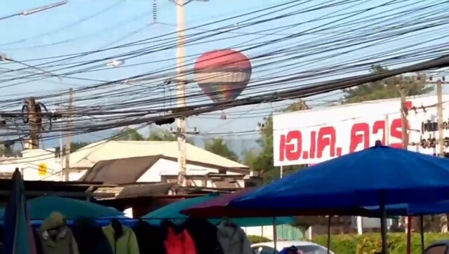 บอลลูนลงจอดฉุกเฉินเฉียดสายไฟฟ้าแรงสูง-หลังคาบ้าน