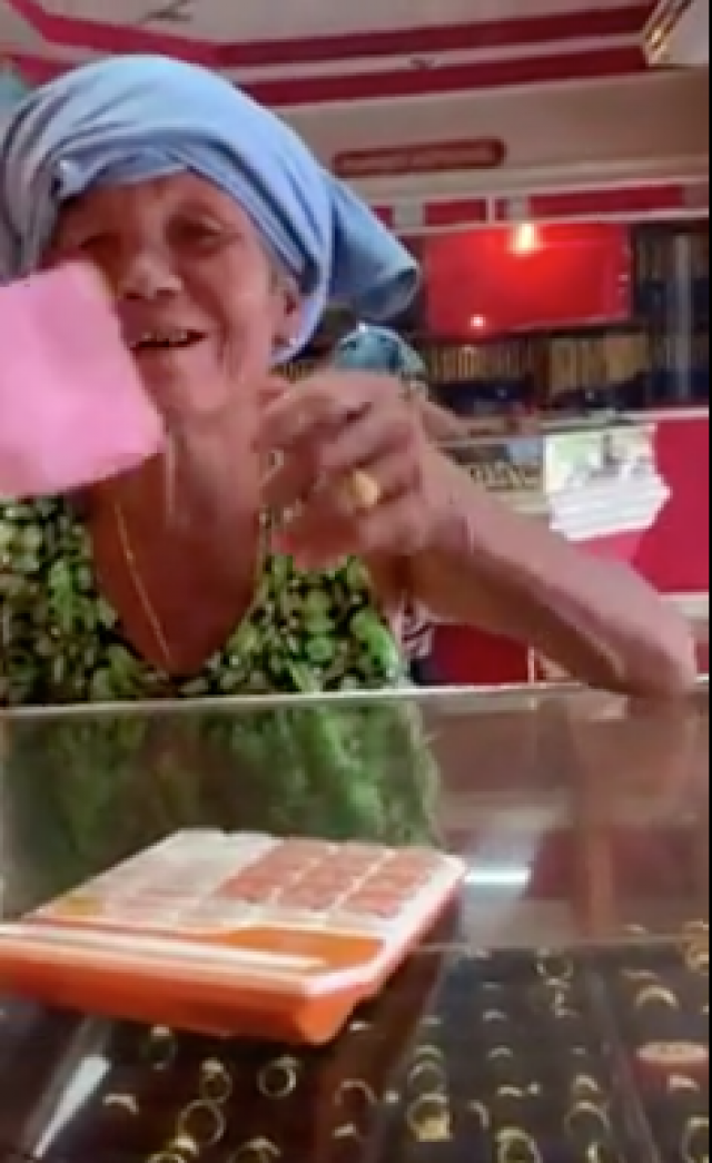 ชาวเน็ตแห่แชร์! คลิปป้าเปิดประตูร้านทอง เจ้าของร้านขำน้ำตาไหล
