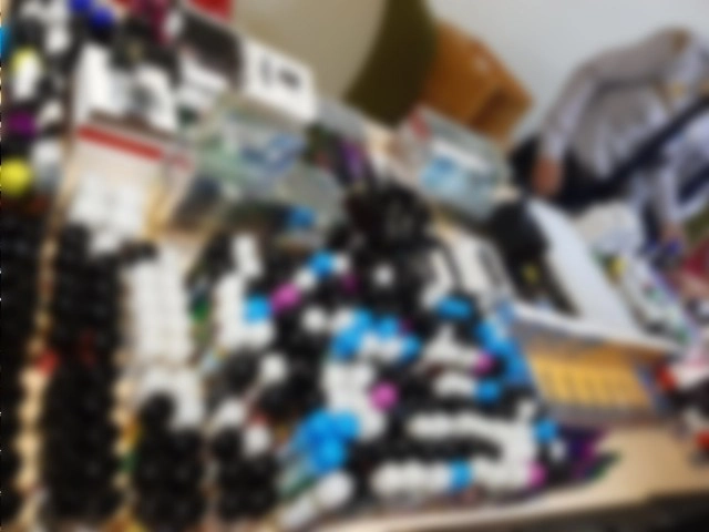 สคบ.บุกจับร้านลักลอบขายบุหรี่ไฟฟ้าย่านคลองถม