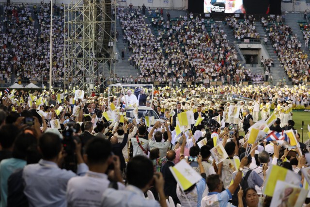 โป๊ปฟรานซิส เสด็จถึงสนามศุภชลาศัยแล้ว