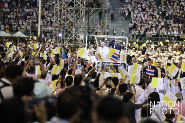 โป๊ปฟรานซิส เสด็จถึงสนามศุภชลาศัยแล้ว