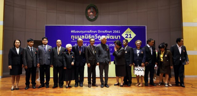 นายสุวัจน์ฯ มอบทุนมูลนิธิทวีคุณพัฒนา ร่วม 4 แสน ให้เยาวชนโคราชที่ต้องการเรียน แต่ยากจน