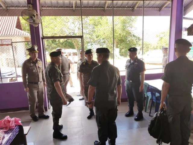 "บิ๊กแป๊ะ" มอบเงินซ่อม รร.ตชด.บ่อเกลือ ที่ประสบภัยแผ่นดินไหว