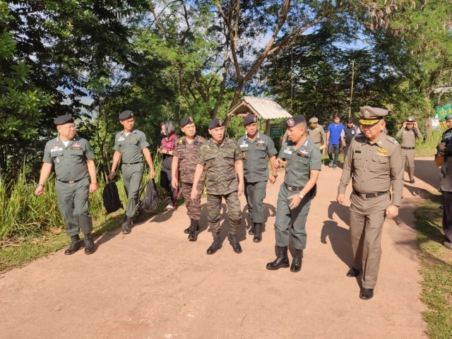 "บิ๊กแป๊ะ" มอบเงินซ่อม รร.ตชด.บ่อเกลือ ที่ประสบภัยแผ่นดินไหว