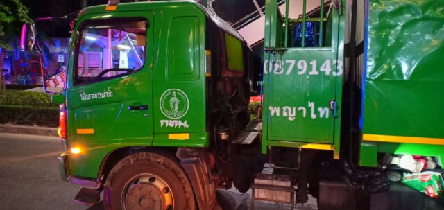 หนุ่มดวงซวยบิดจยย.เสยท้ายรถขยะดับอนาถ