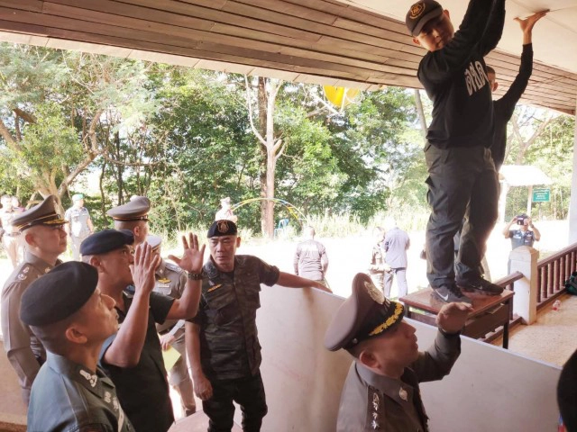 "บิ๊กแป๊ะ" มอบเงินซ่อม รร.ตชด.บ่อเกลือ ที่ประสบภัยแผ่นดินไหว