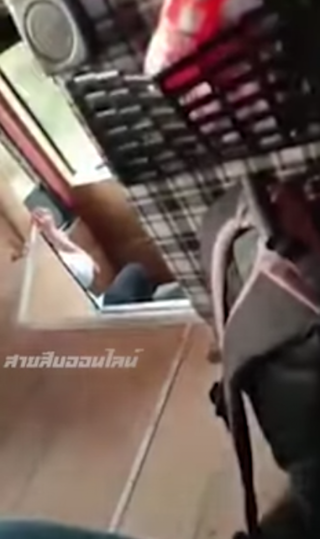 ชาวเน็ตต่างพากันวิจารณ์! พนักงานบริษัทเดินรถแห่งหนึ่ง "สูบบุหรี่" บนรถทัวร์ปรับอากาศ!