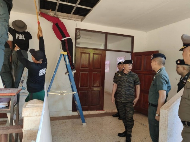 "บิ๊กแป๊ะ" มอบเงินซ่อม รร.ตชด.บ่อเกลือ ที่ประสบภัยแผ่นดินไหว