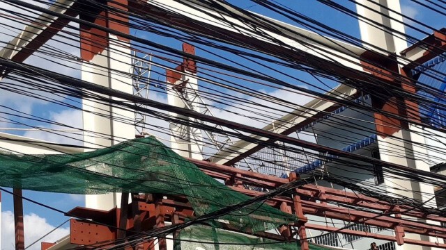 อุบัติเหตุเครนล้ม ใกล้อาคารคลองถมเซ็นเตอร์ บาดเจ็บ 2 ราย