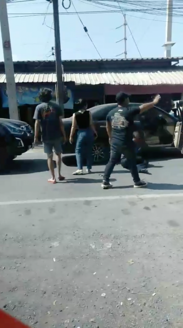 2 หนุ่มป่าเถื่อน ล็อคแขนรัวหมัดเข้าหน้าลุงไม่หยุด