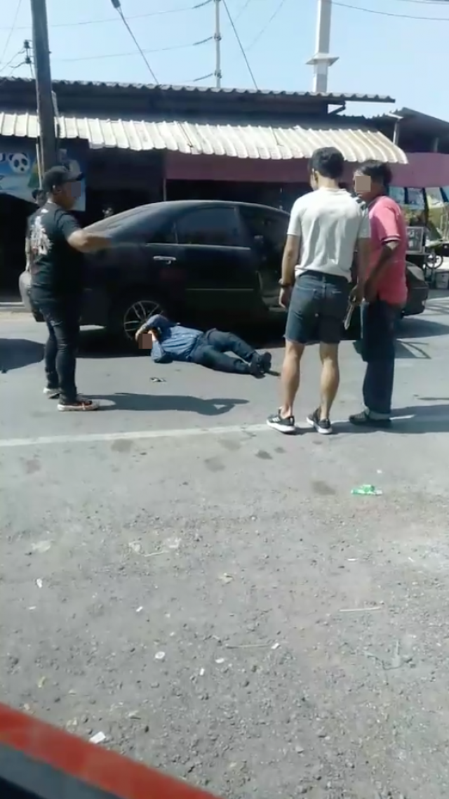 2 หนุ่มป่าเถื่อน ล็อคแขนรัวหมัดเข้าหน้าลุงไม่หยุด