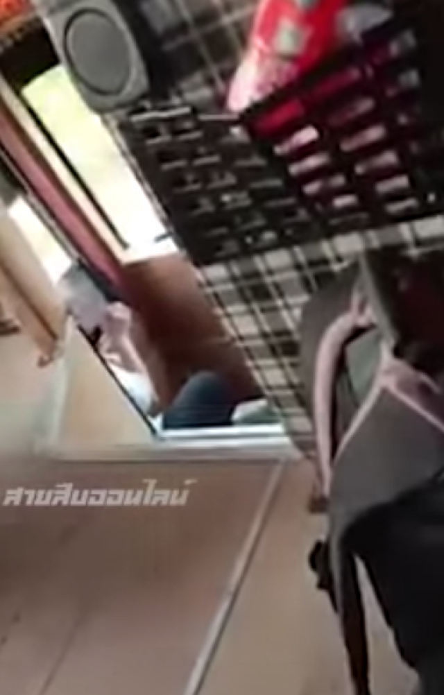 ชาวเน็ตต่างพากันวิจารณ์! พนักงานบริษัทเดินรถแห่งหนึ่ง "สูบบุหรี่" บนรถทัวร์ปรับอากาศ!