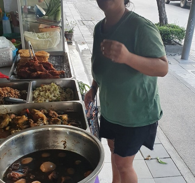 เรื่องราวสุดประทับใจของ "หนุ่มร้านข้าวแกง" ที่มอบให้ผู้อื่นโดยไม่หวังสิ่งตอบแทน
