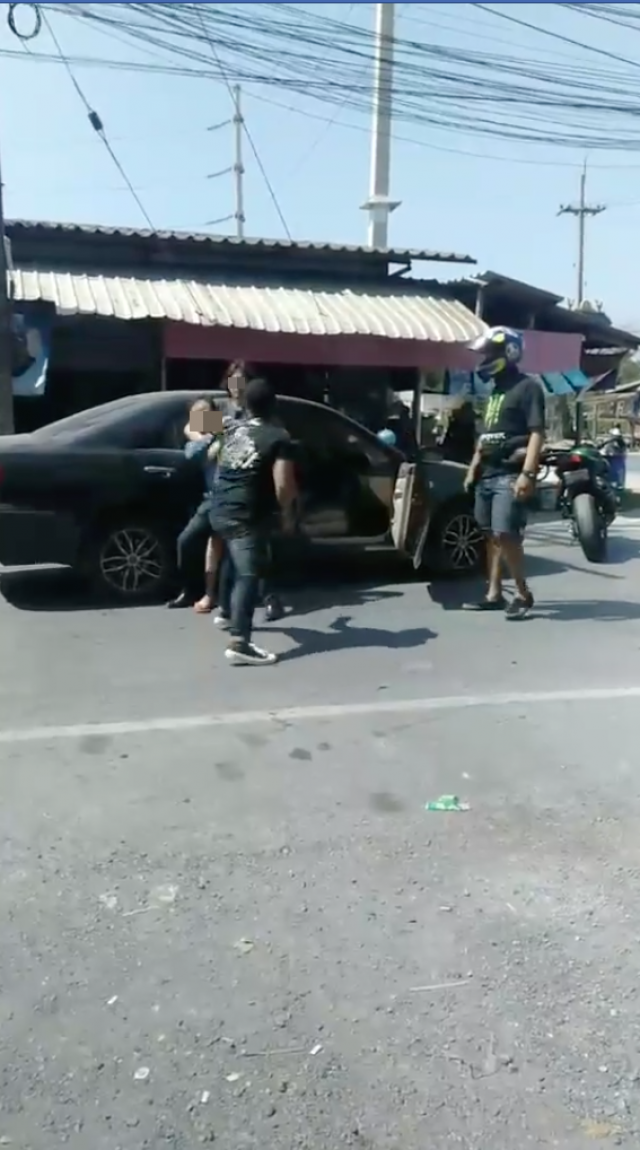 2 หนุ่มป่าเถื่อน ล็อคแขนรัวหมัดเข้าหน้าลุงไม่หยุด