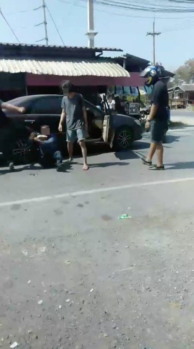 2 หนุ่มป่าเถื่อน ล็อคแขนรัวหมัดเข้าหน้าลุงไม่หยุด