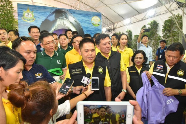 รมว.ทส. นำทัพ  ชวนผู้เที่ยวงาน กาชาด 62 พกถุงผ้าให้เคยชิน