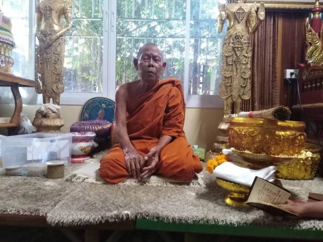 เปิดชีวประวัติ "หลวงปู่รอด อาภสฺสโร" เกจิดังแห่งอีสาน พระผู้มีแต่ให้