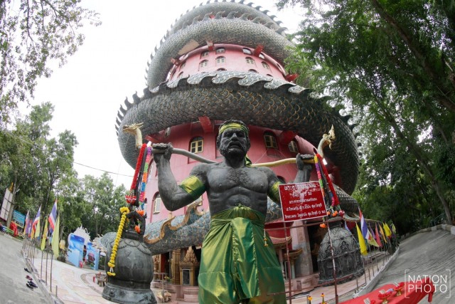 เอกลักษณ์ "วัดสามพราน" ที่มีมังกรตัวใหญ่โอบล้อมตึก