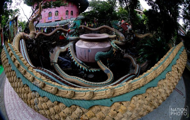 เอกลักษณ์ "วัดสามพราน" ที่มีมังกรตัวใหญ่โอบล้อมตึก