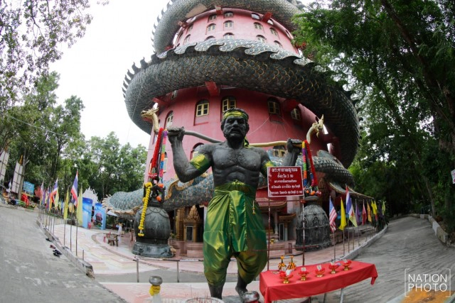 เอกลักษณ์ "วัดสามพราน" ที่มีมังกรตัวใหญ่โอบล้อมตึก