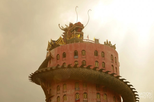 เอกลักษณ์ "วัดสามพราน" ที่มีมังกรตัวใหญ่โอบล้อมตึก