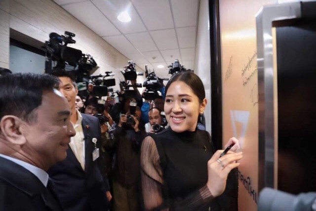 ศรีสุวรรณ ร้องเอาผิด "อนาคตใหม่" มือบอนเขียนกระจกสภา