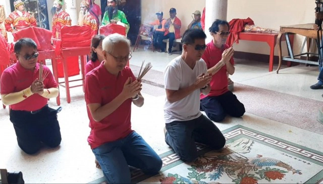 ขบวนแห่ "เจ้าพ่อศรีนครเตาเท้าเธอ"