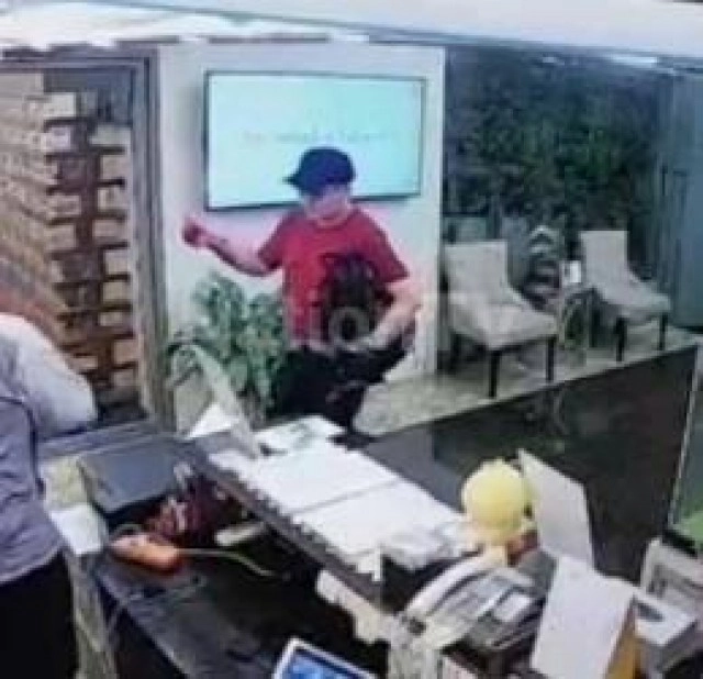 จับแล้ว! หนุ่มเสื้อเเดงมือแทงคนจีนรับทำวีซ่า