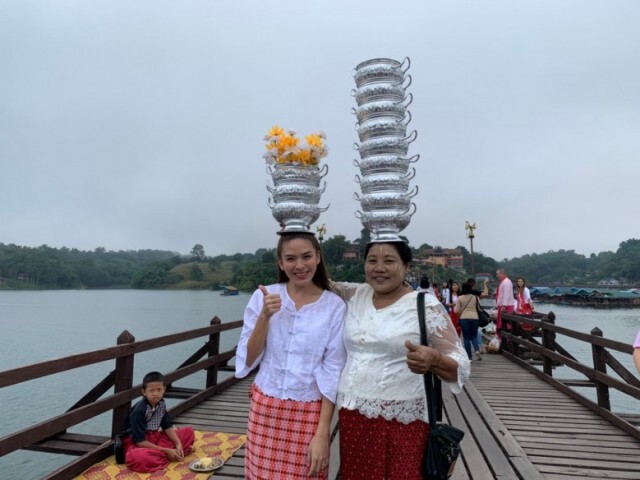 สวยเเบบเบาๆ "น้ำหวาน" พาชมวิถีชีวิตชาวมอญที่สะพานมอญ