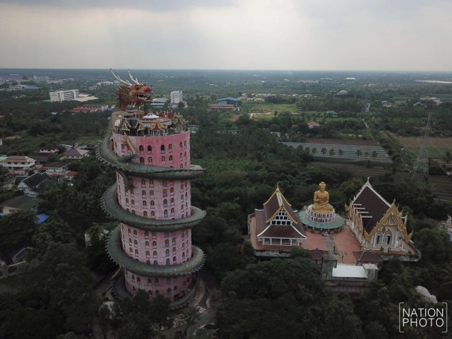 เอกลักษณ์ "วัดสามพราน" ที่มีมังกรตัวใหญ่โอบล้อมตึก
