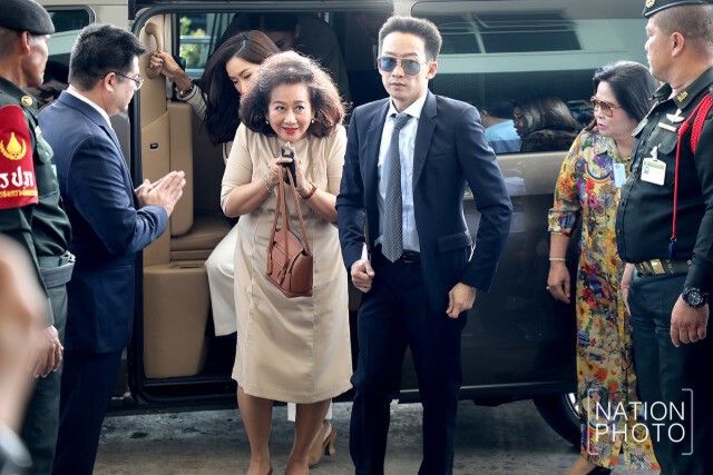 "คุณหญิงอ้อ" พา "โอ๊ค" ฟังคำพิพากษา เจ้าตัวบอกตื่นเต้น