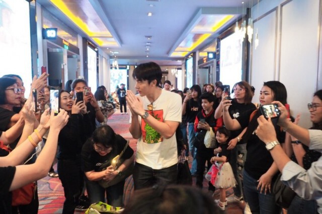 รักกันจริง! แฟนคลับ 'หมาก' เหมาโรงหนังดู 'จอมขมังเวทย์ 2020'