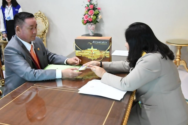 "มานพ" เข้ารายงานตัวรับตำแหน่งต่อสำนักงานเลขาธิการสภาฯ แทน "ธนาธร"