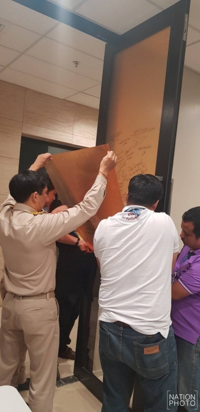 สภาลอกสติกเกอร์อนาคตใหม่ หน้าห้องออก เตือนควรคำนึงถึงความเหมาะสม!