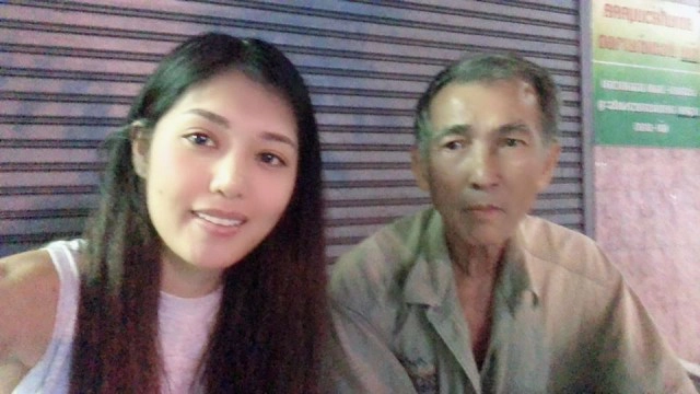 สาวสวยใจดี ช่วยลุงชราริมทางระหว่างนั่งกินข้าว