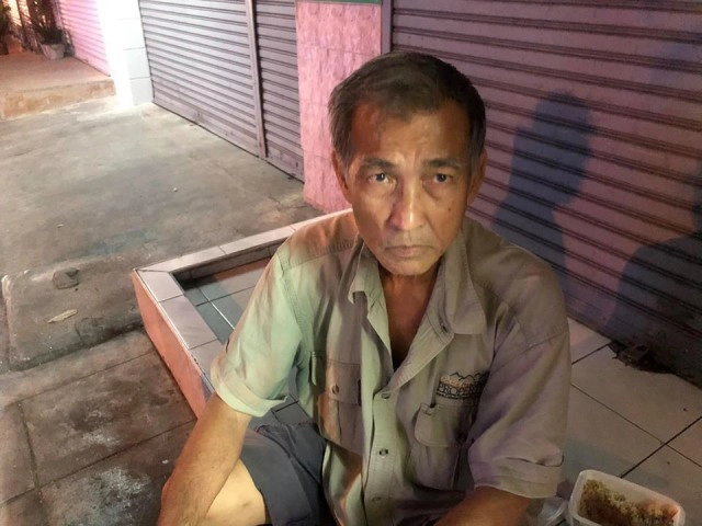 สาวสวยใจดี ช่วยลุงชราริมทางระหว่างนั่งกินข้าว