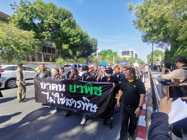 ม็อบเกษตรกร​ จี้​ "มนัญญา" ลาออก เลิกแบนสารพิษ​