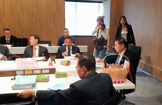 ประชุม กมธ. ป.ป.ช. วุ่นวาย "เสรีพิศุทธ์" บอก "ผมได้นั่งใกล้คนสวย อย่ากอดผมแล้วกันนะ"