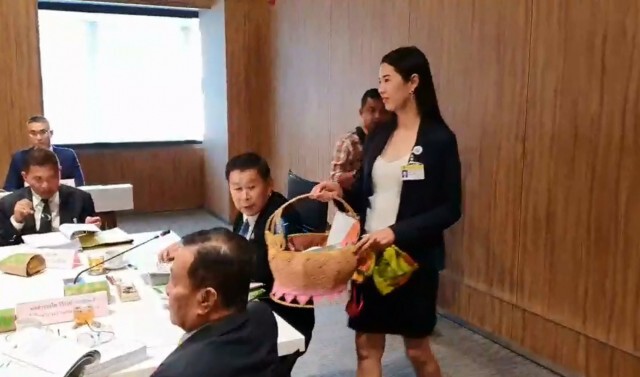 "ปารีณา" แจงเหตุลากเก้าอี้นั่งข้าง "เสรีพิศุทธ์" ประชุม กมธ. ป.ป.ช.