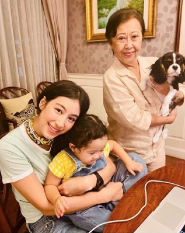 ภาพเซ็ต "แมท" ถ่ายร่วมครอบครัว "เตชะณรงค์" หายเกลี้ยง