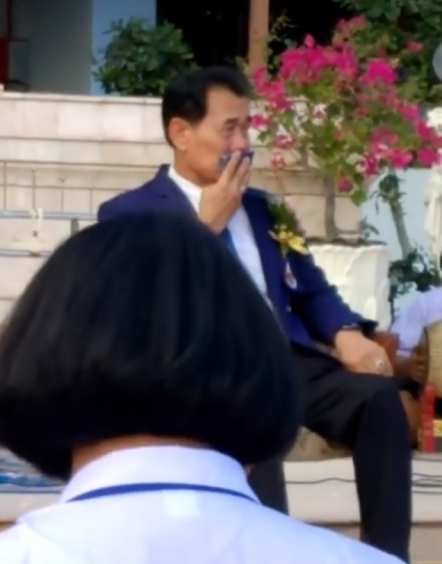 ผอ.ปล่อยโฮ ในพิธีอำลาโรงเรียน