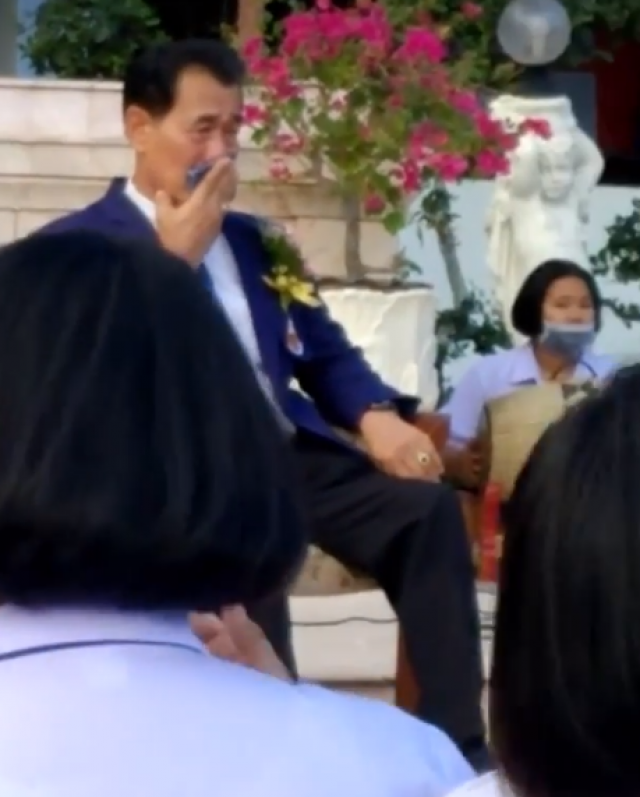 ผอ.ปล่อยโฮ ในพิธีอำลาโรงเรียน