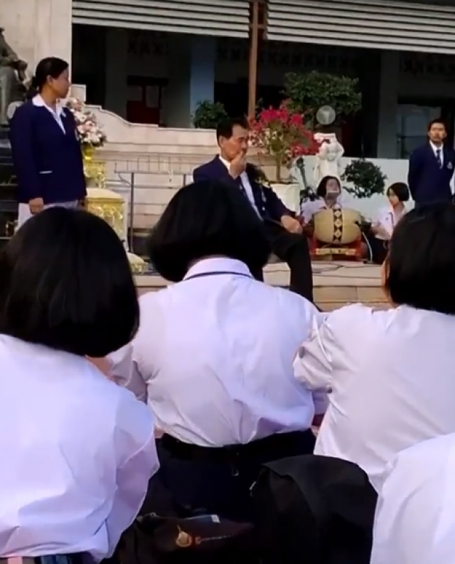 ผอ.ปล่อยโฮ ในพิธีอำลาโรงเรียน